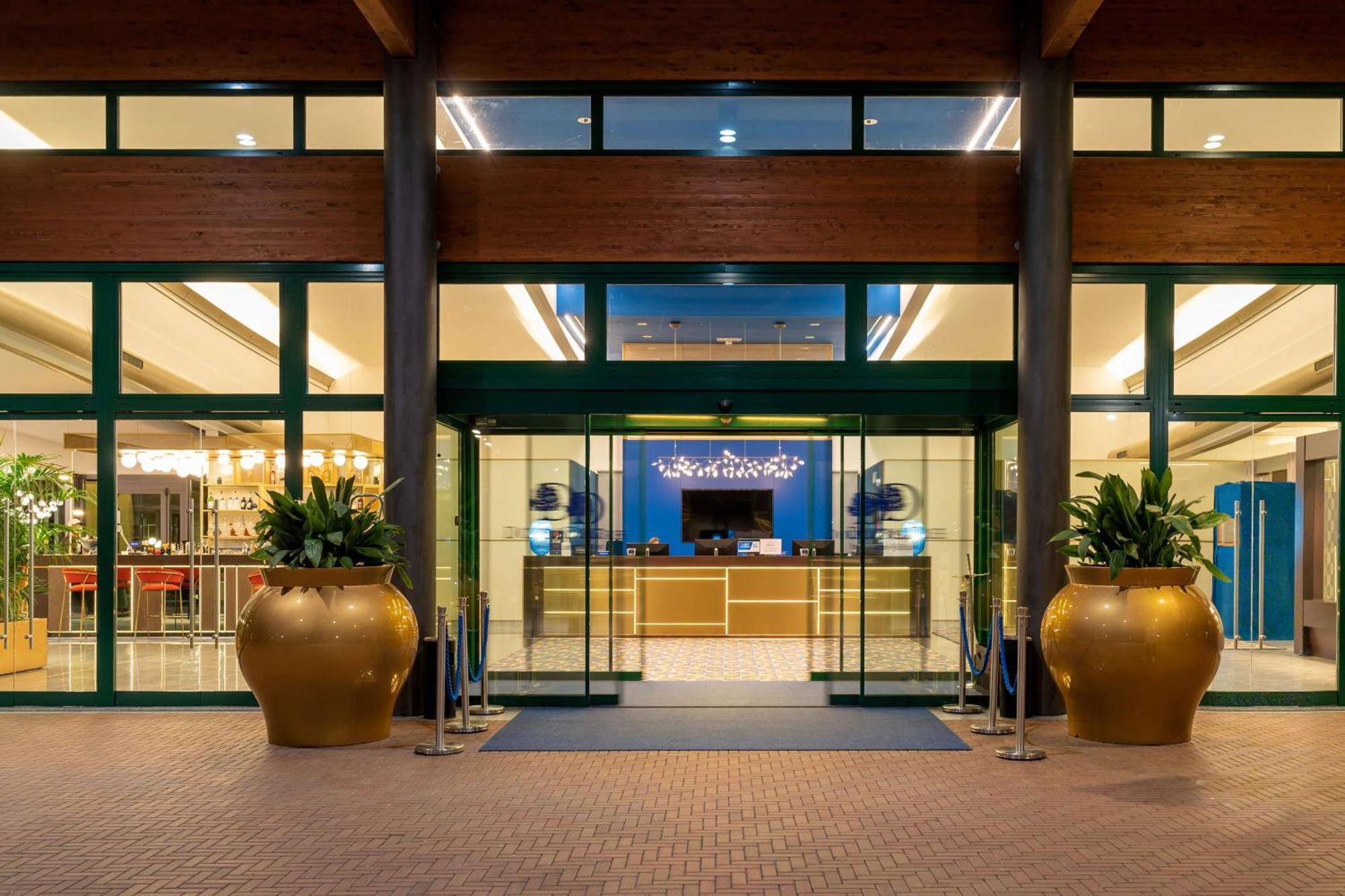 Doubletree By Hilton Milan Malpensa Solbiate Olona Hotel Eksteriør billede